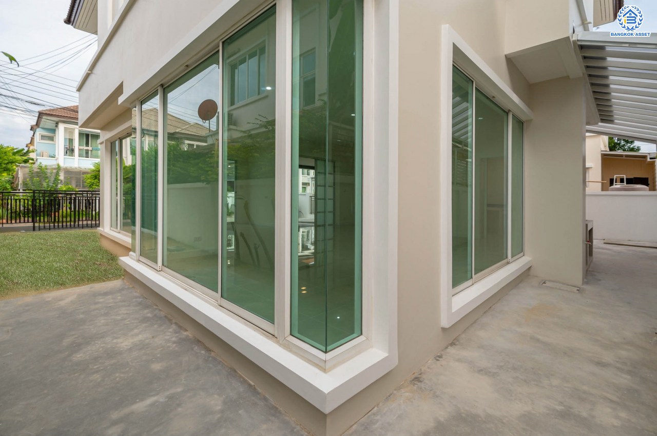 บ้านมือสองตกแต่งใหม่ โครงการ บางกอก บูเลอวาร์ด รามอินทรา แบรนด์ SC Asset เนื้อที่ 58.6 ตร.ว. ฟังก์ชัน 3 ห้องนอน 3 ห้องน้ำ ที่จอดรถ 2 คัน บนทำเลแห่งการเดินทาง เชื่อมต่อถนนรามอินทรา, ถนนรัชดา-รามอินทรา ใกล้จุดขึ้น "ทางด่วนรามอินทรา"  รถไฟฟ้าสายสีชมพู "สถานีวงแหวนรามอินทรา" และ ใกล้ห้างแฟชั่น ไอส์แลนด์